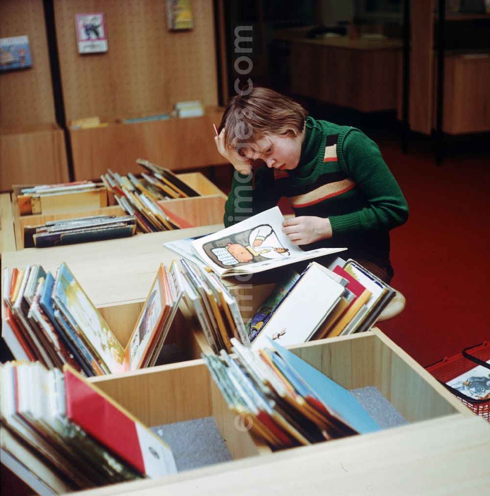 GDR image archive: Berlin - Boy reading in a public library