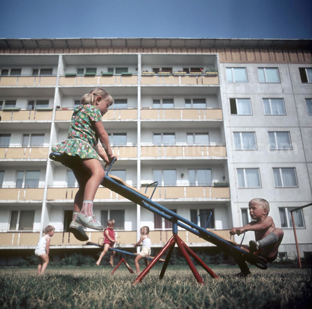 GDR image archive: Halle an der Saale - Kinder spielen auf einer Wippe in einem Kindergarten in Halle-Neustadt. Am Standort der Chemieindustrie der DDR wurde in den 1960er und 197