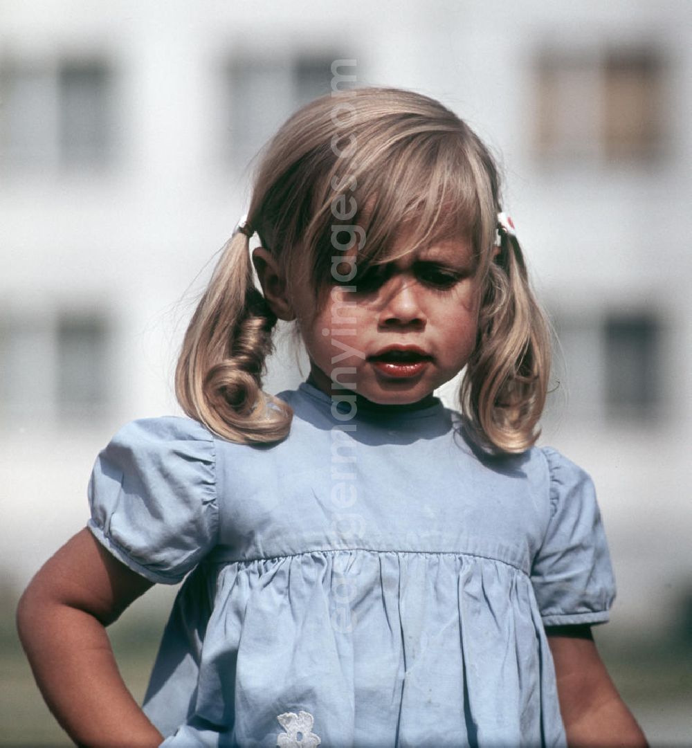 GDR picture archive: Halle an der Saale - Kleines Mädchen in einem Kindergarten in Halle-Neustadt. Am Standort der Chemieindustrie der DDR wurde in den 1960er und 197