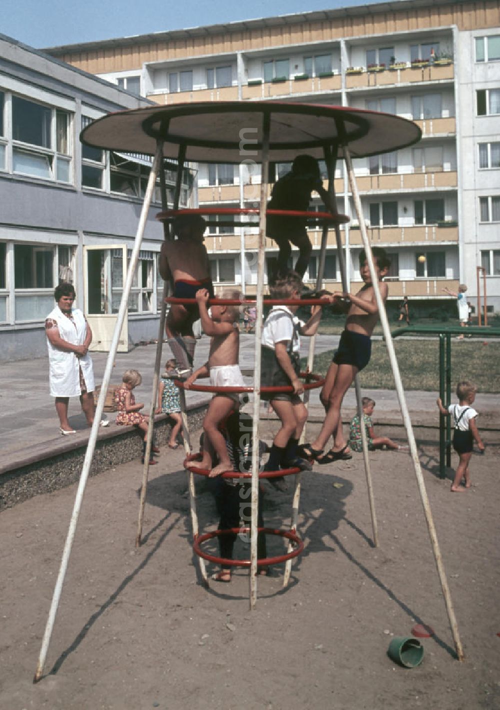 Halle an der Saale: Kinder spielen auf einem Klettergerüst in einem Kindergarten in Halle-Neustadt. Am Standort der Chemieindustrie der DDR wurde in den 1960er und 197