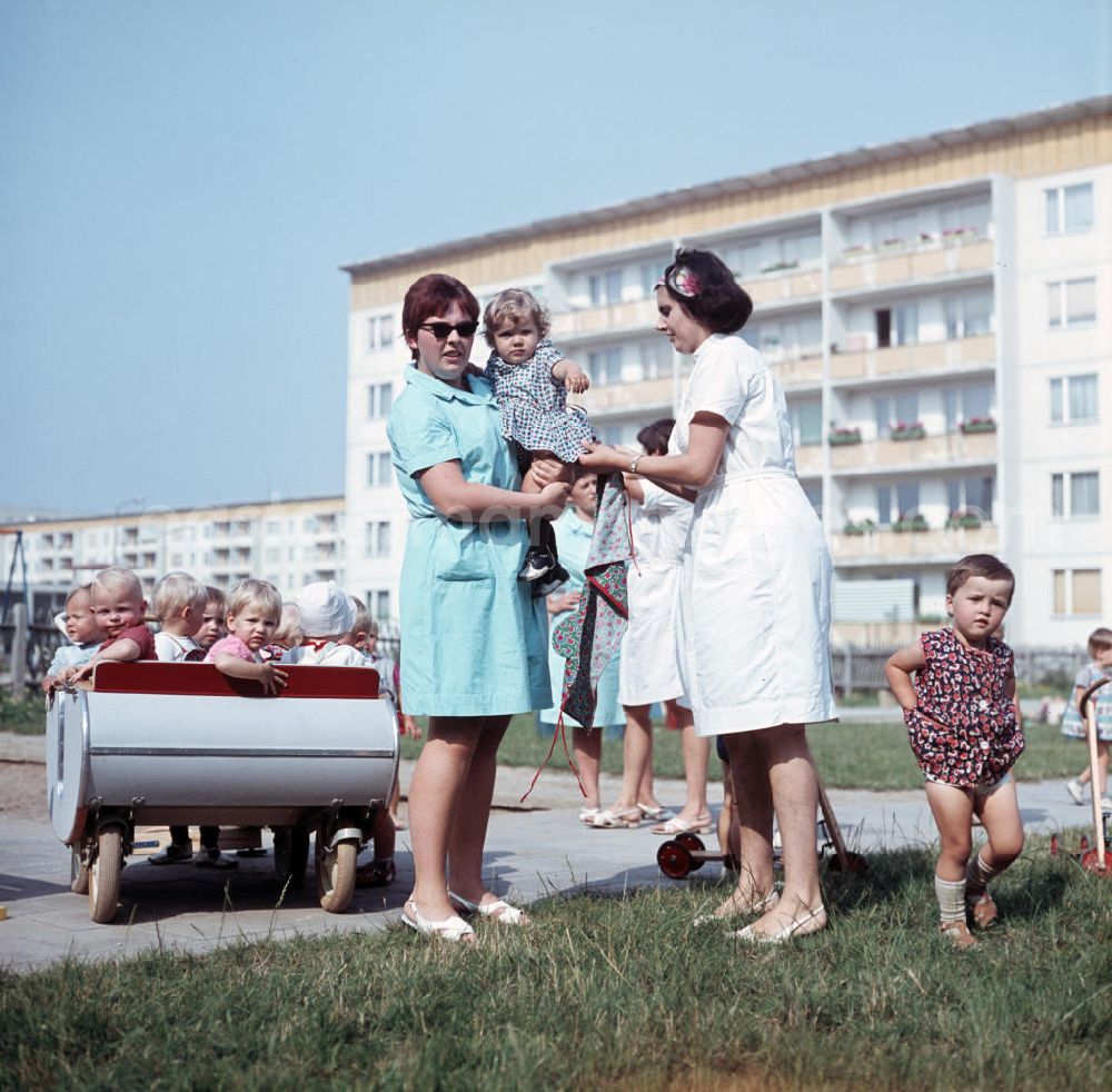 Halle an der Saale: Zwei Erzieherinnen kümmern sich in einem Kindergarten in Halle-Neustadt um ein kleines Kind. Am Standort der Chemieindustrie der DDR wurde in den 1960er und 197