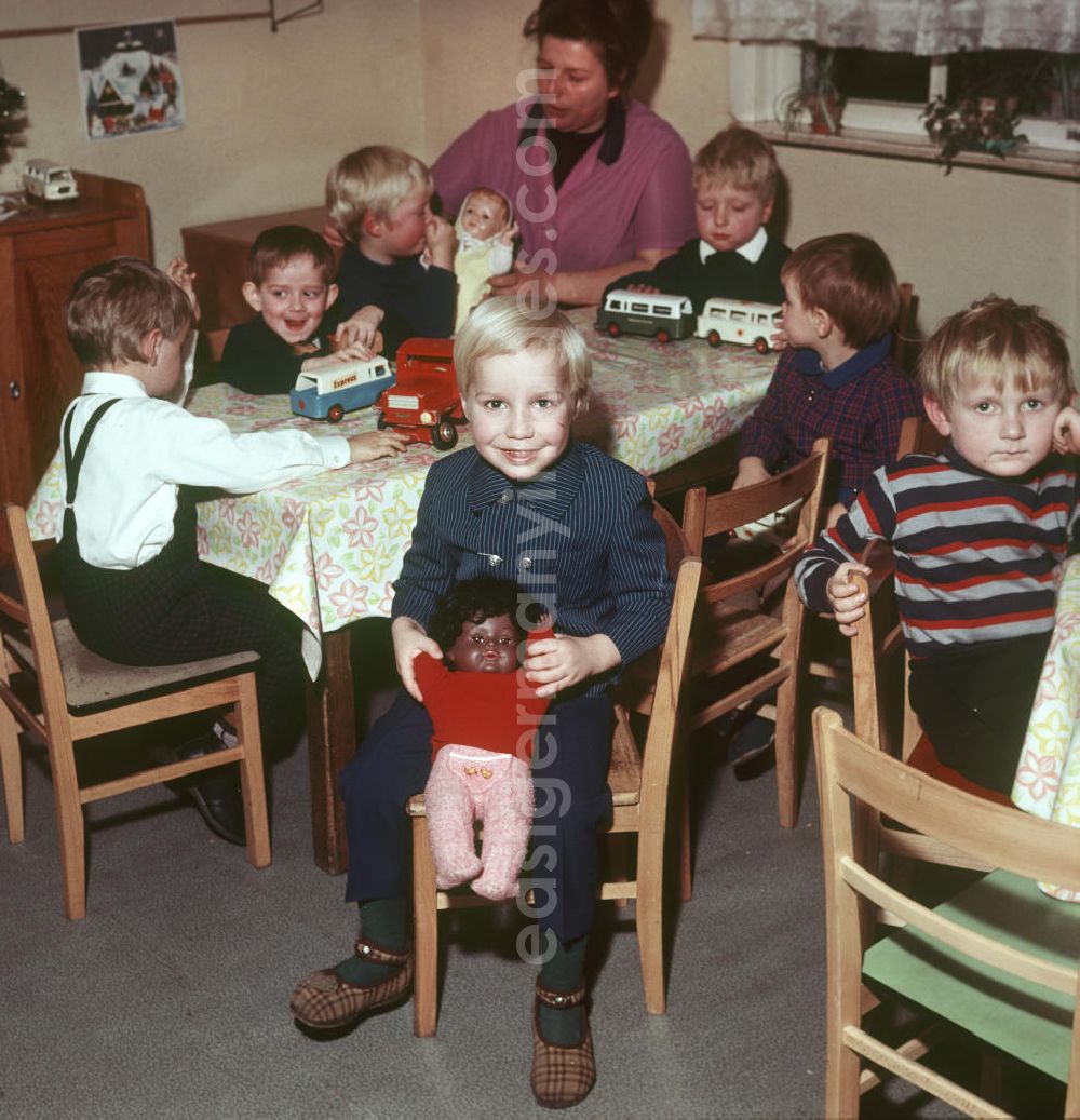 GDR image archive: Brandenburg / Havel - Kinder präsentieren Mode der aktuellen Kollektion des VEB Kindermoden.