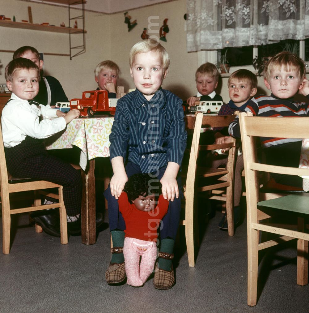 GDR picture archive: Brandenburg / Havel - Kinder präsentieren Mode der aktuellen Kollektion des VEB Kindermoden.
