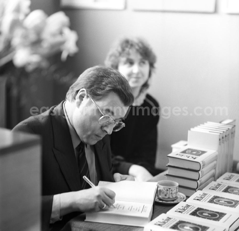 Berlin: Der Schriftsteller Klaus Günzel signiert sein neues Kleist-Buch auf einer Lesung in der Kleist-Buchhandlung in Berlin.