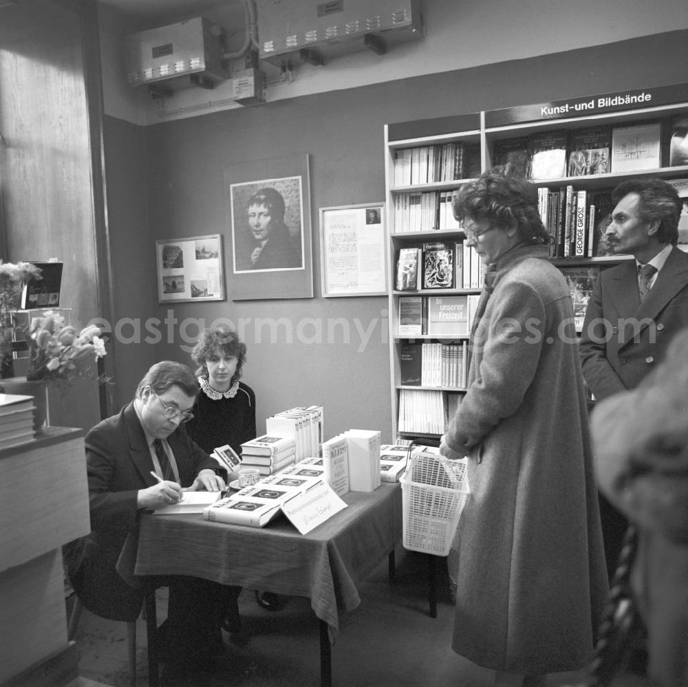 GDR image archive: Berlin - Der Schriftsteller Klaus Günzel signiert sein neues Kleist-Buch auf einer Lesung in der Kleist-Buchhandlung in Berlin.
