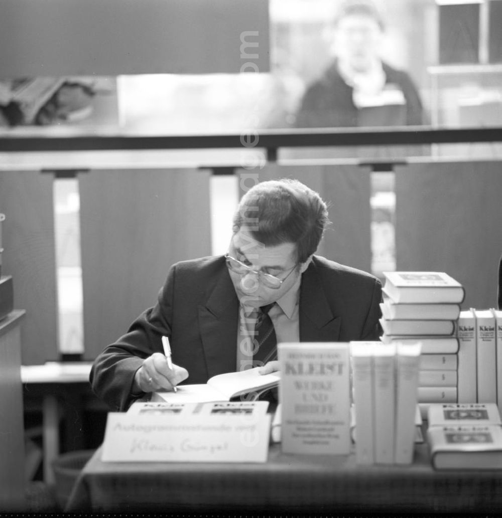 GDR photo archive: Berlin - Der Schriftsteller Klaus Günzel signiert sein neues Kleist-Buch auf einer Lesung in der Kleist-Buchhandlung in Berlin.