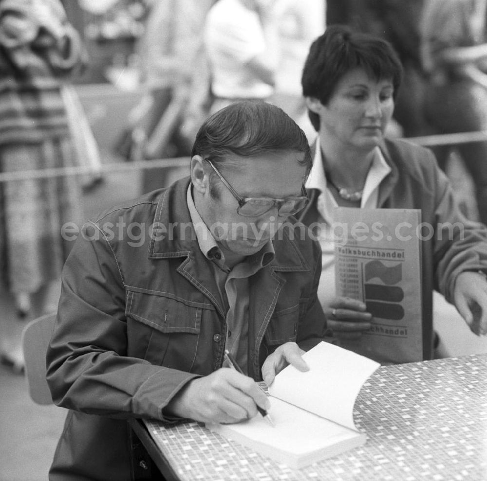 GDR image archive: Rostock - Der Schriftsteller Klaus Möckel signiert sein Buch auf dem Schriftstellerbasar in Rostock.
