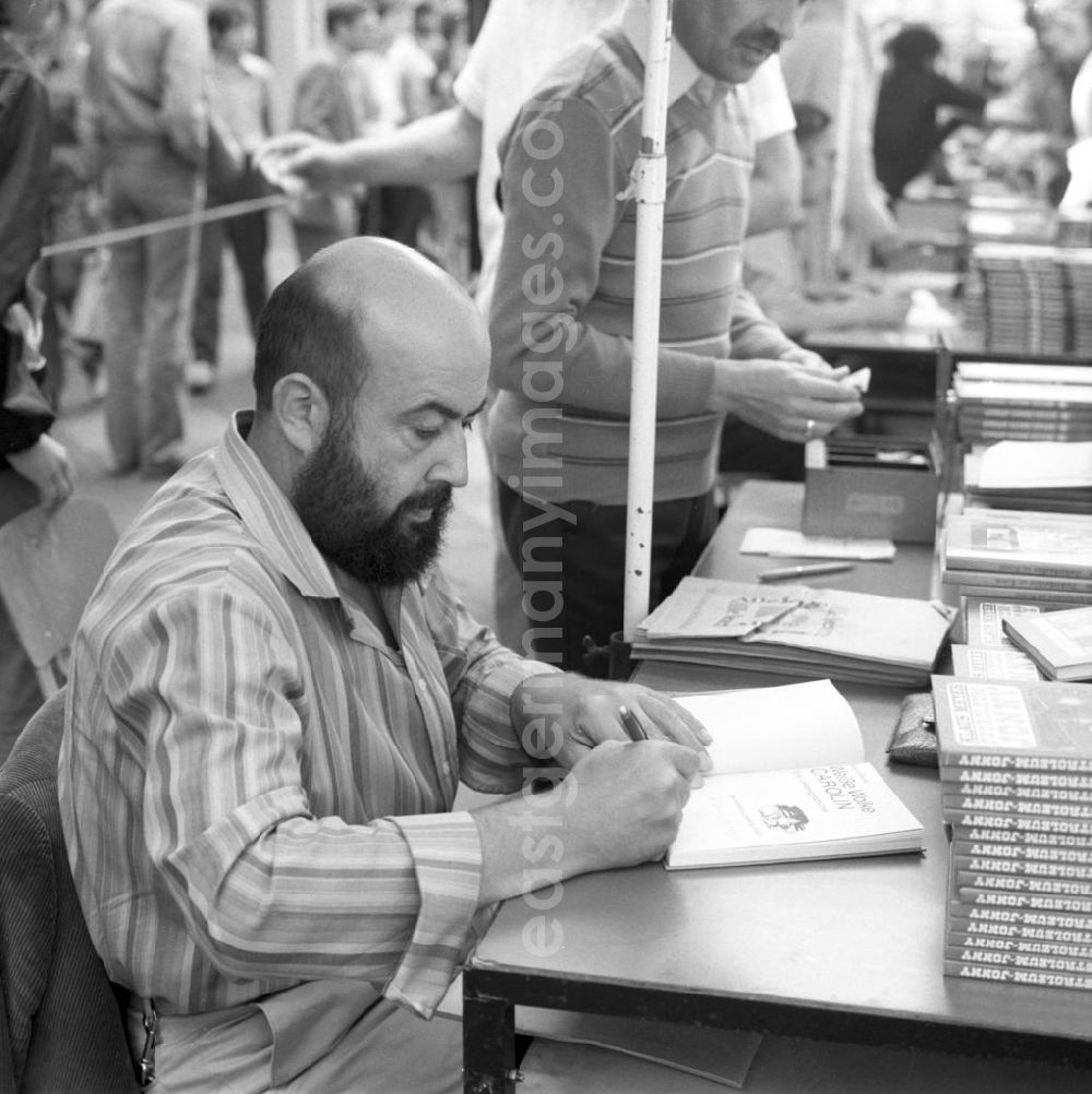 GDR photo archive: Rostock - Der Schriftsteller Klaus Meyer signiert seine Bücher auf dem Schriftstellerbasar in Rostock.