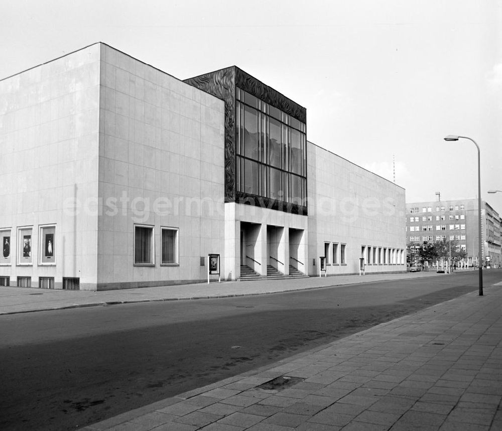 GDR picture archive: Berlin - Blick auf das Eingangsportal der Komischen Oper in Berlin in der Behrenstraße nahe Unter den Linden. Mitte der 6