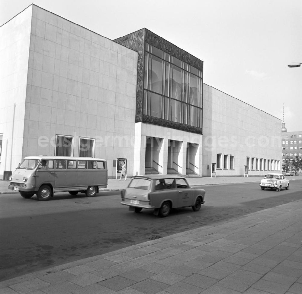 Berlin: Blick auf das Eingangsportal der Komischen Oper in Berlin in der Behrenstraße nahe Unter den Linden. Mitte der 6