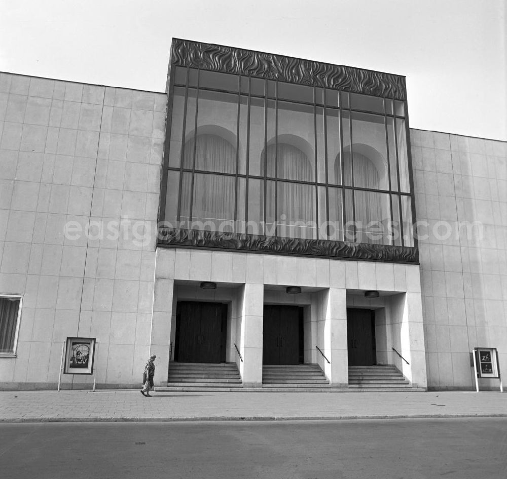 GDR picture archive: Berlin - Blick auf das Eingangsportal der Komischen Oper in Berlin in der Behrenstraße nahe Unter den Linden. Mitte der 6