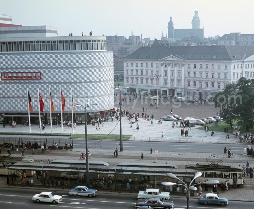 GDR image archive: Leipzig - Blick auf das Konsument-Warenhaus am Brühl in Leipzig. Das wegen seiner Fassade volkstümlich auch als Blechbüchse bezeichnete Kaufhaus war am 22. August 1968 als größtes Warenhaus der DDR eröffnet worden.