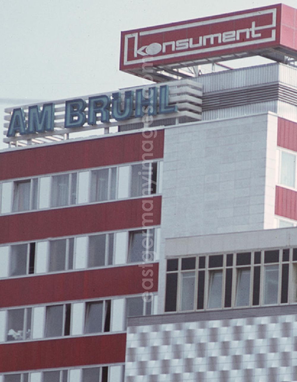 GDR photo archive: Leipzig - Blick auf das Konsument-Warenhaus am Brühl in Leipzig. Das wegen seiner Fassade volkstümlich auch als Blechbüchse bezeichnete Kaufhaus war am 22. August 1968 als größtes Warenhaus der DDR eröffnet worden.