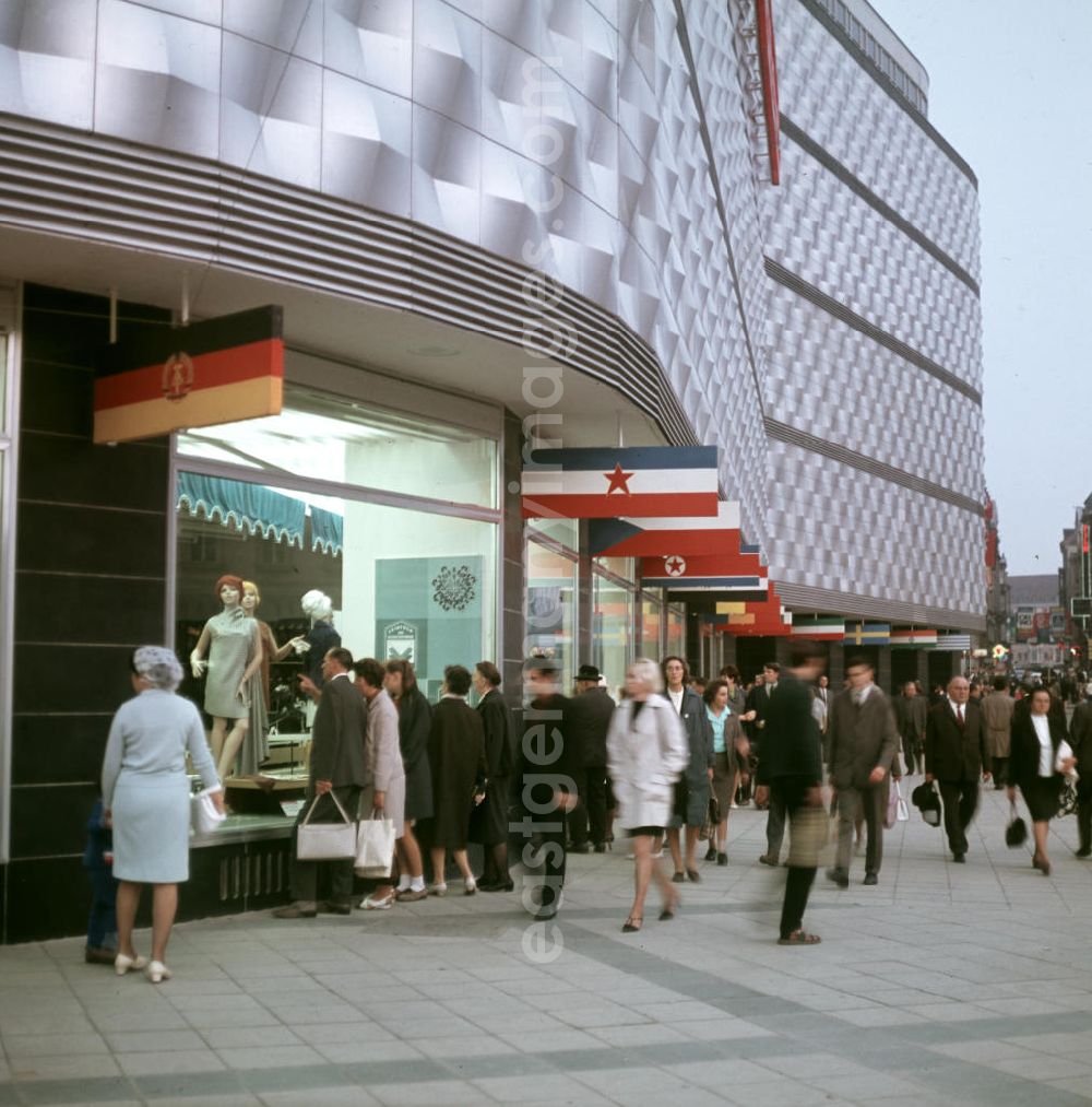 GDR image archive: Leipzig - Passanten betrachten die Schaufenster des Konsument-Warenhauses am Brühl in Leipzig. Das wegen seiner Fassade volkstümlich auch als Blechbüchse bezeichnete Kaufhaus war am 22. August 1968 als größtes Warenhaus der DDR eröffnet worden.