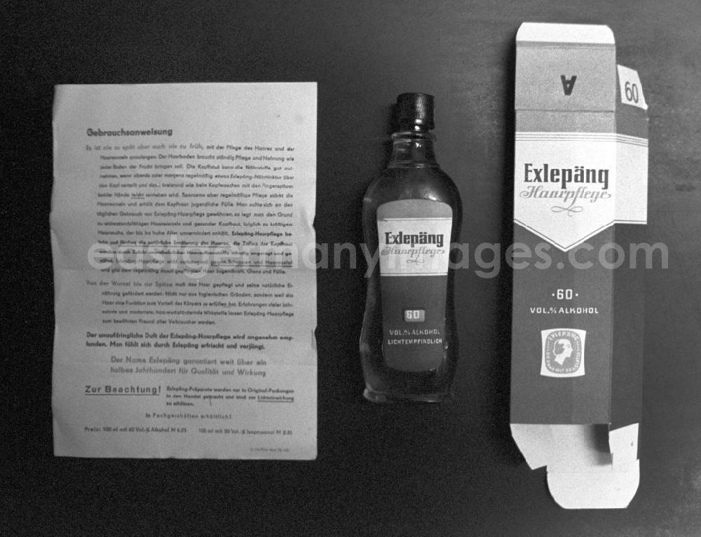 GDR picture archive: Berlin - Eine Flasche Exlepäng Haarpflegemittel gegen Haarausfall samt Gebrauchsanweisung und Verpackung.