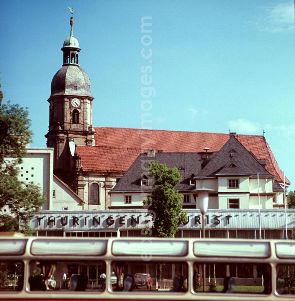 GDR image archive: Suhl - Blick auf die Kreuzkirche von Suhl, davor eine Thüringen-Tourist-Information.