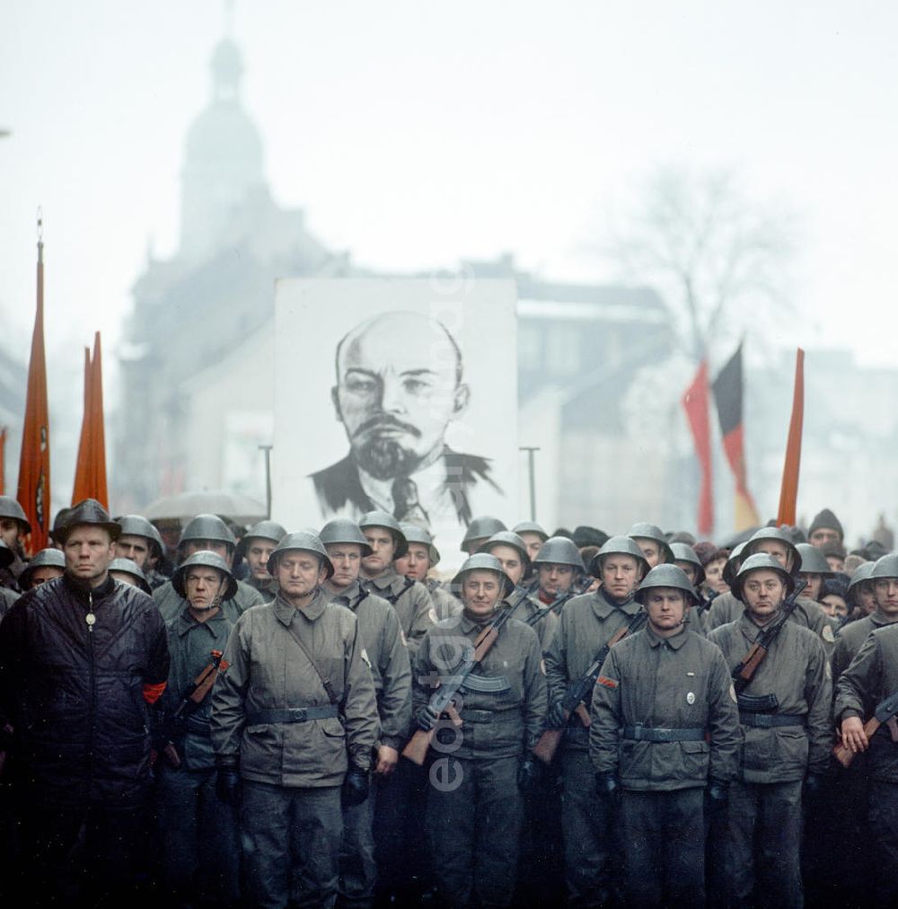 GDR photo archive: Suhl - Mitglieder der Kampfgruppen der DDR mit Waffen und in Uniform auf einer Kundgebung in Suhl zum 5