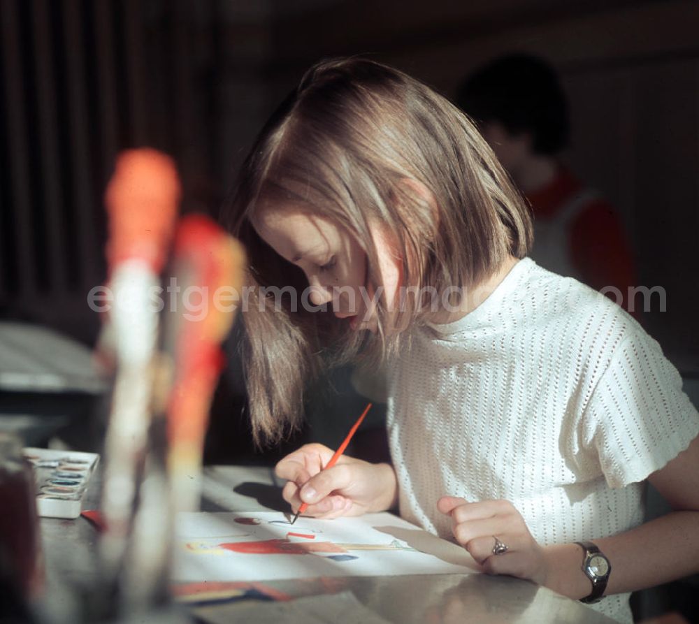 GDR photo archive: Berlin - Ein Mädchen zeichnet im Kunstunterricht mit Tusche ein Bild.