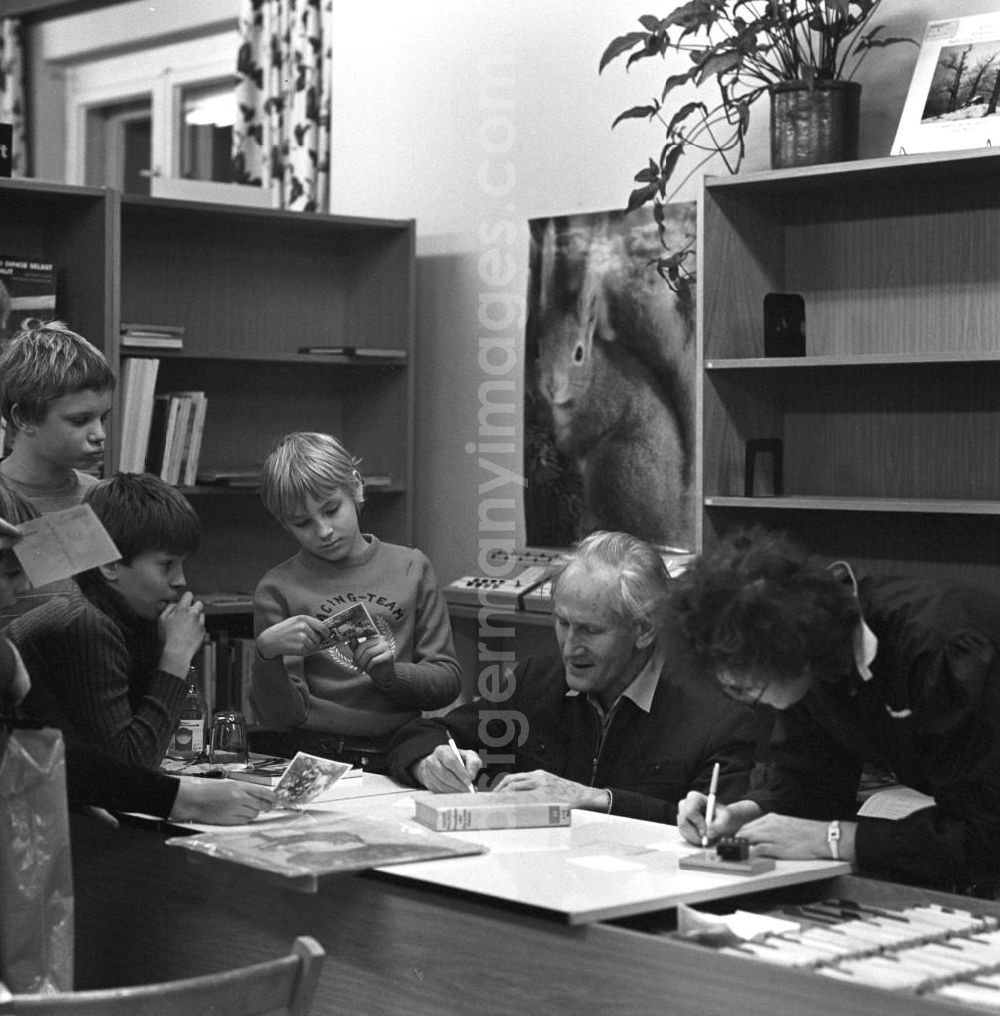 Berlin: Der Komponist Kurt Schwaen verteilt in einer Bibliothek in Berlin-Mahlsdorf an eine Schülergruppe Autogramme.