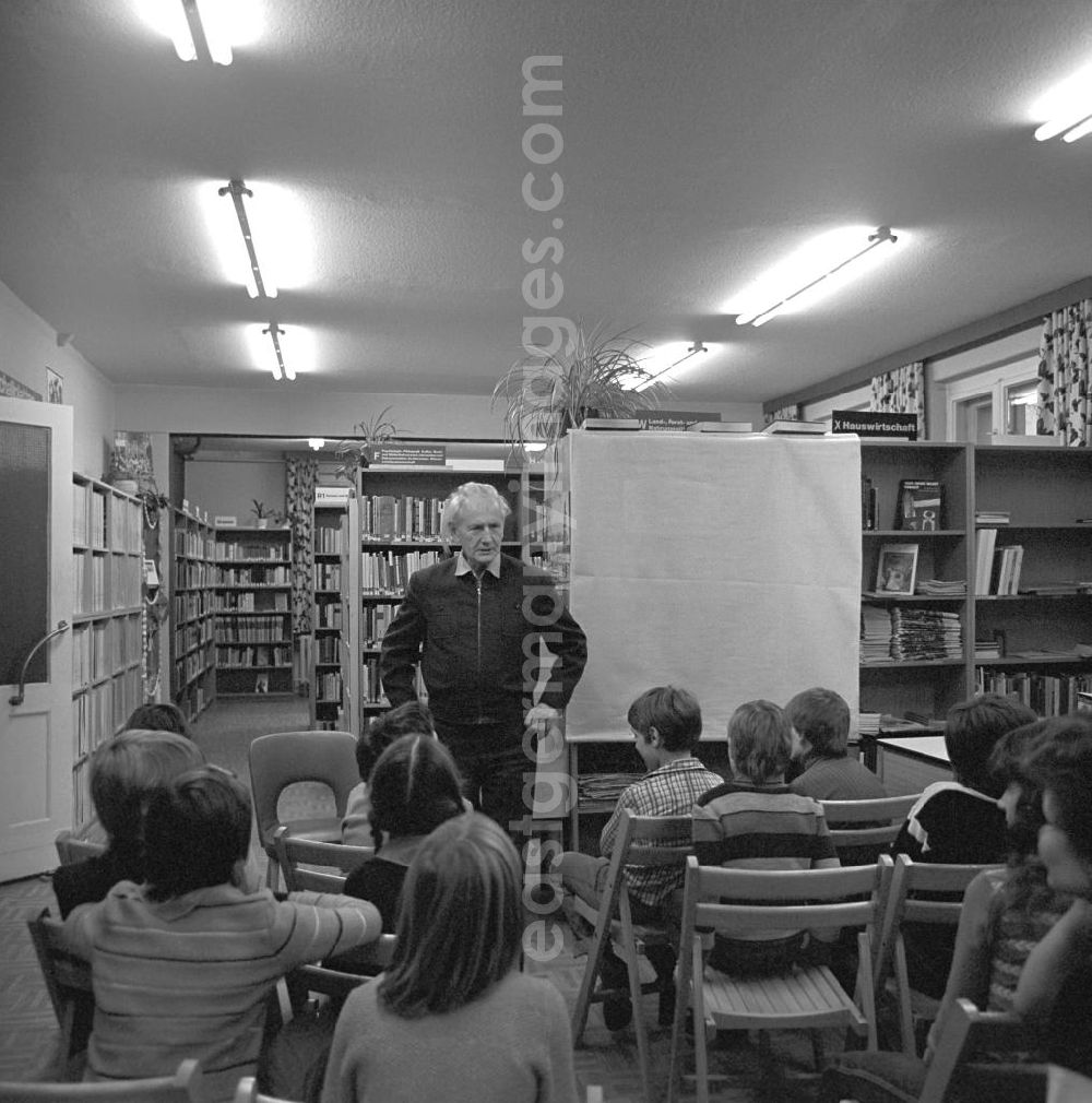 GDR picture archive: Berlin - Der Komponist Kurt Schwaen erklärt in einer Bibliothek in Berlin-Mahlsdorf einer Schülergruppe seine Musik.