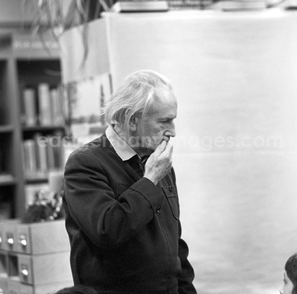 GDR image archive: Berlin - Veranstaltung mit dem Komponisten Kurt Schwaen in einer Bibliothek in Berlin-Mahlsdorf.