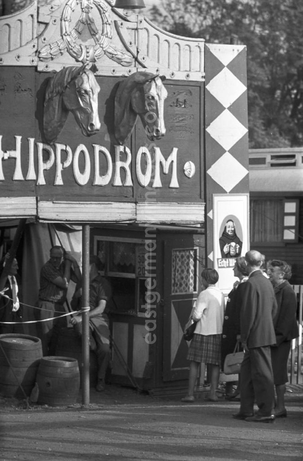 GDR photo archive: Leipzig - Die Leipziger Kleinmesse am Cottaweg im westlichen Stadtteil der Messestadt ist ein beliebtes Volksfest bei Jung und Alt - im Hippodrom vergnügen sich vor allem die Kinder beim Reiten auf den Pferden.