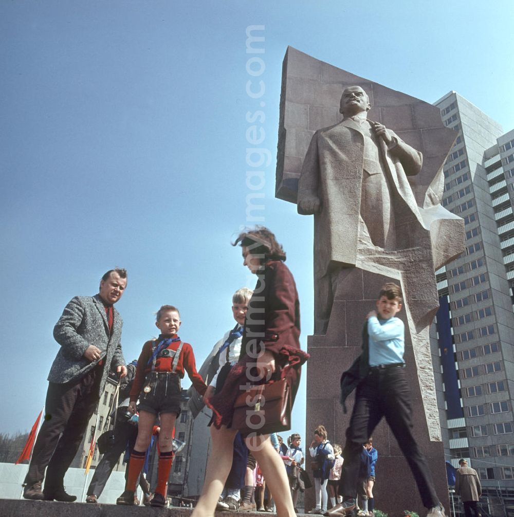 GDR image archive: Berlin - Junge Pioniere auf dem Leninplatz mit dem Lenindenkmal, das seit April 197