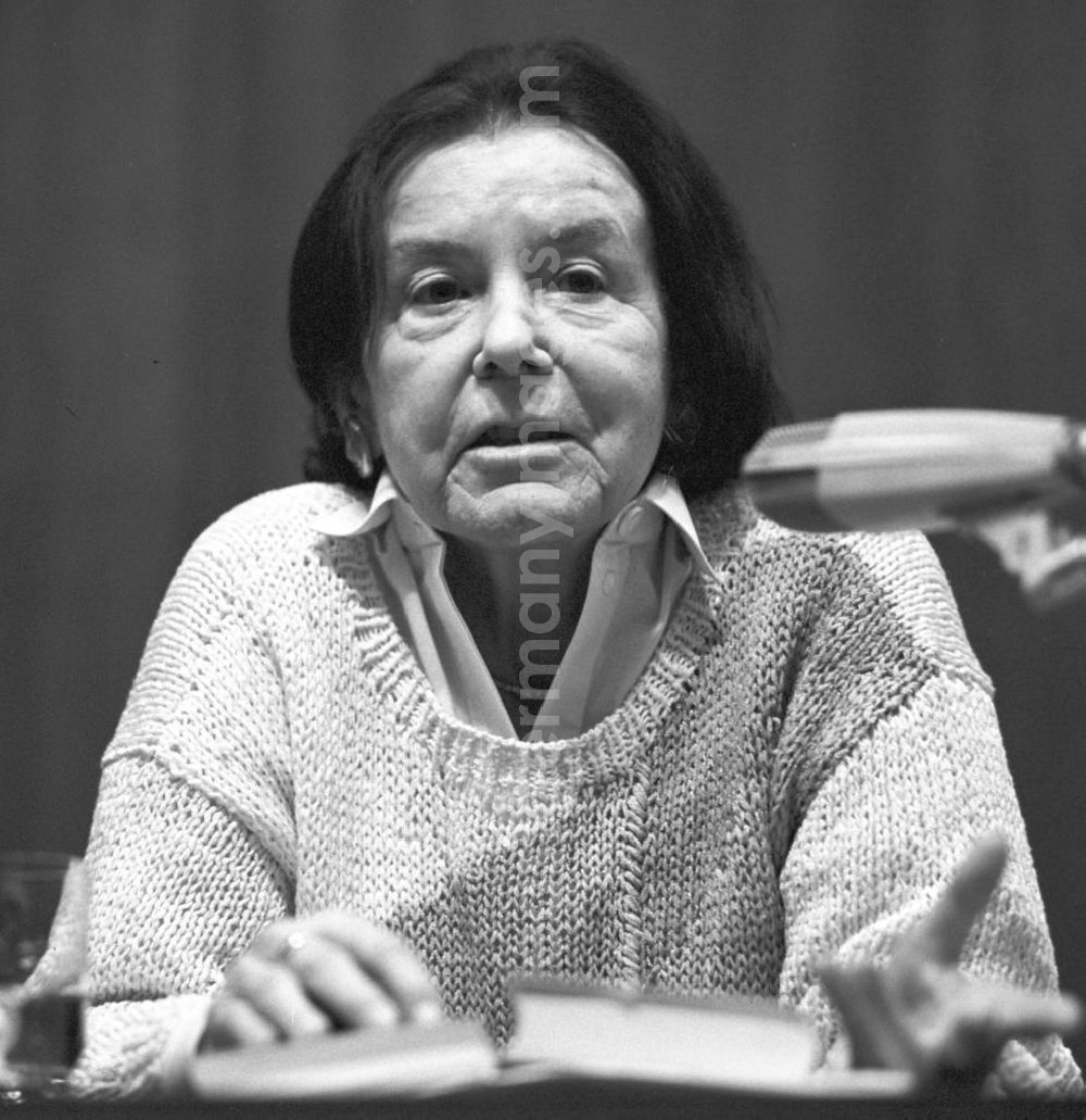 Berlin: Die BRD-Schriftstellerin Luise Rinser bei einer Lesung in der DDR. Der bekannten Buchautorin wurde im Jahr 1985 in der DDR die Johannes Bobrowski-Medaille der CDU verliehen.