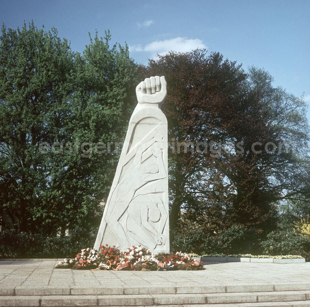 Berlin: Das 1969 errichtete Denkmal des Künstlers Walter Sudkowski für die Opfer der Köpenicker Blutwoche auf dem Platz des 23. April an der Bahnhofstraße / Ecke Lindenstraße in Berlin-Köpenick.