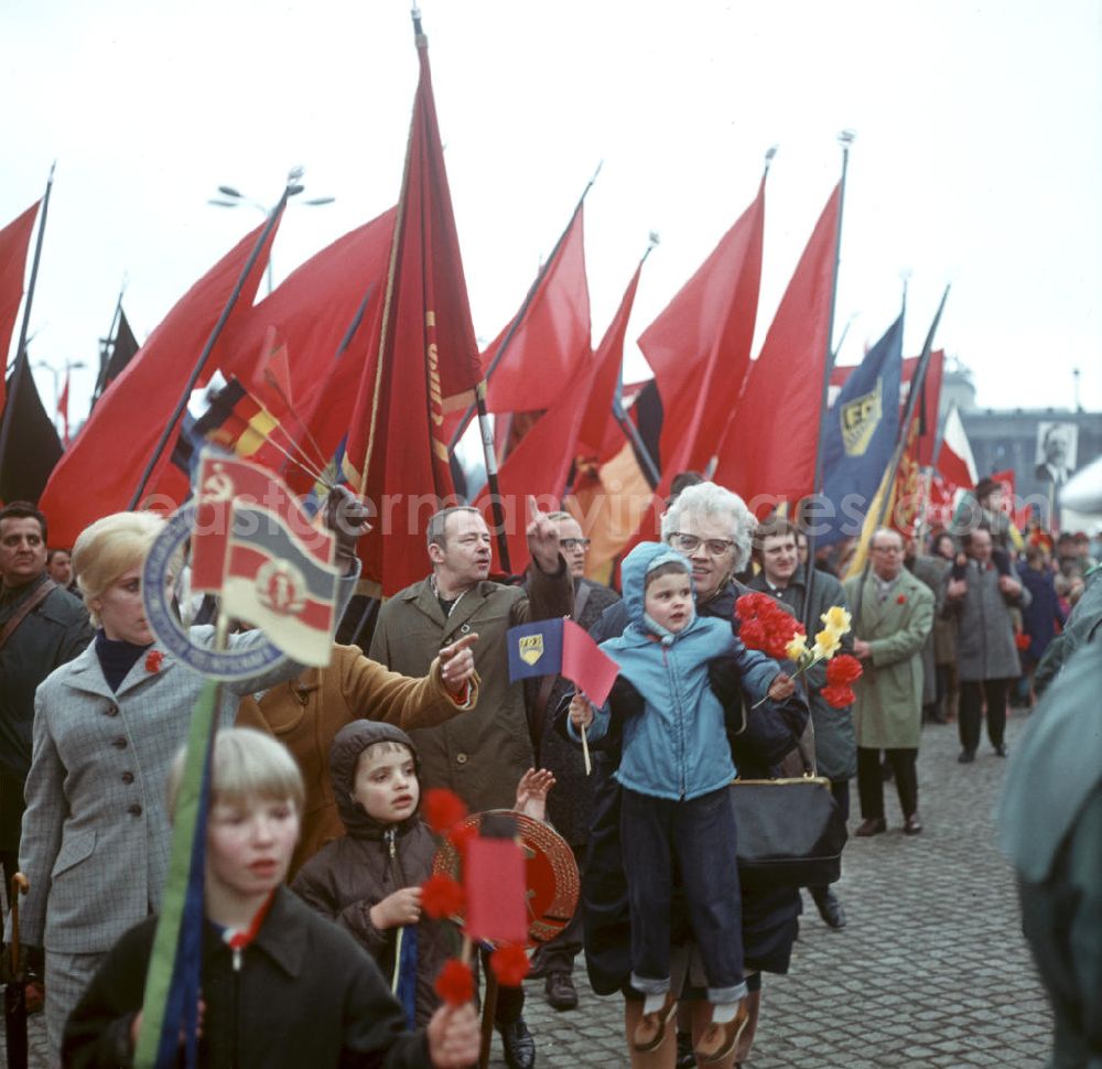 GDR picture archive: Berlin - Kleine und große Teilnehmer der traditionellen Demonstration am 1. Mai 197