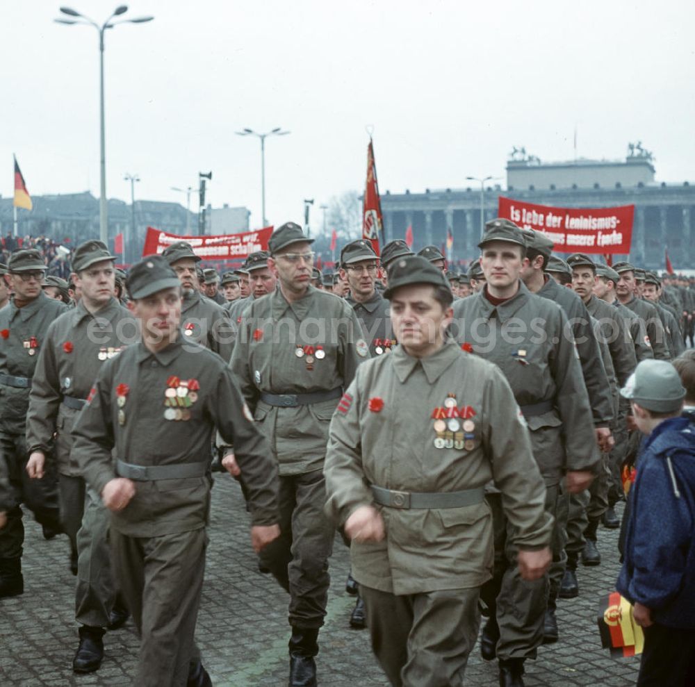 Berlin: Angehörige der Kampfgruppen der DDR in Uniform marschieren zur traditionellen Demonstration am 1. Mai 197
