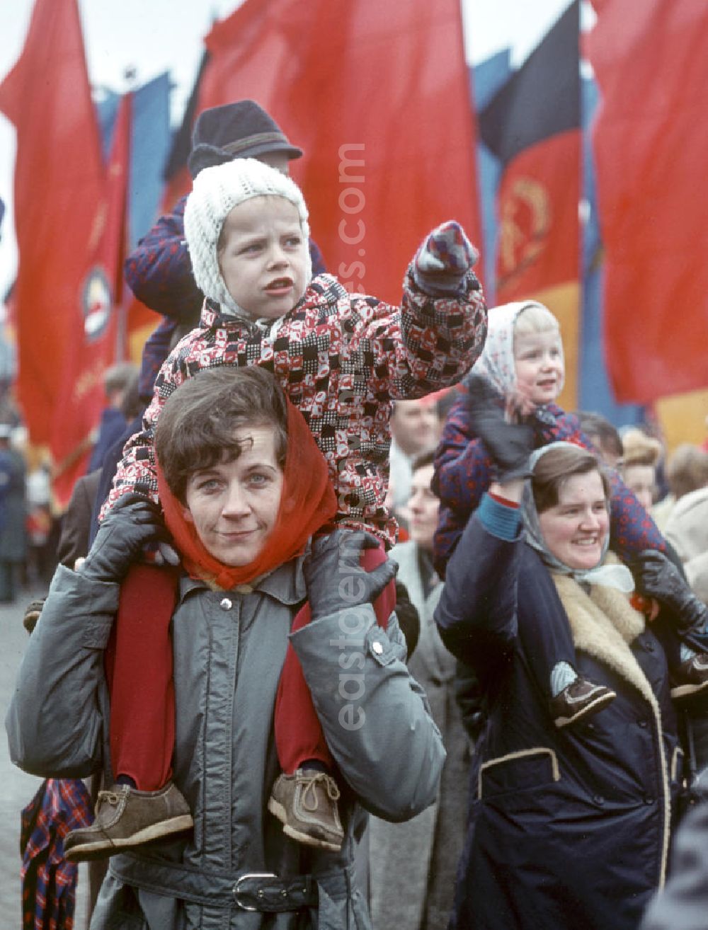 GDR image archive: Berlin - Teilnehmerinnen der traditionellen Demonstration am 1. Mai 197