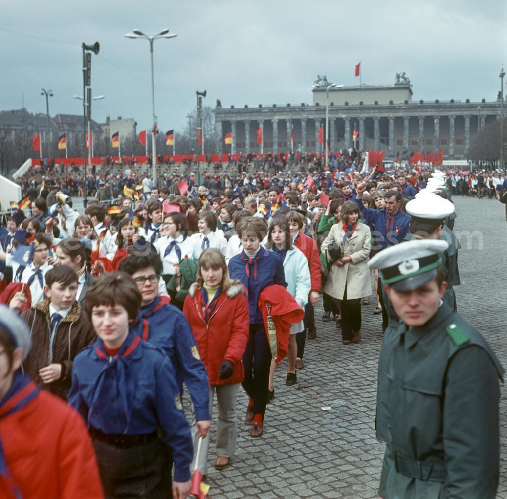 GDR photo archive: Berlin - Teilnehmer der traditionellen Demonstration am 1. Mai 197