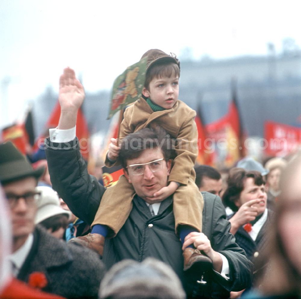 GDR picture archive: Berlin - Ein Teilnehmer der traditionellen Demonstration am 1. Mai 197