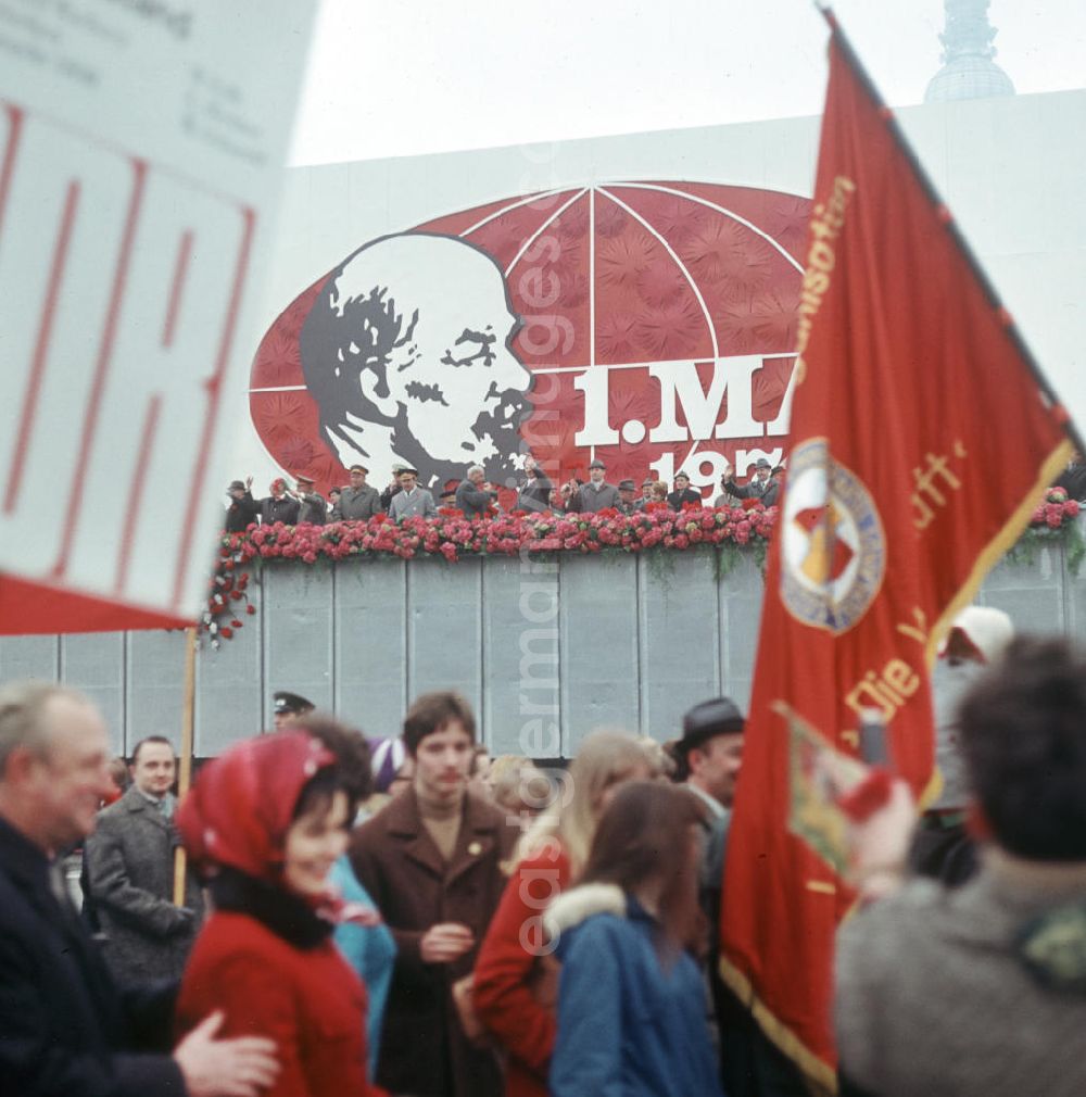 GDR image archive: Berlin - Teilnehmer der traditionellen Demonstration am 1. Mai 197