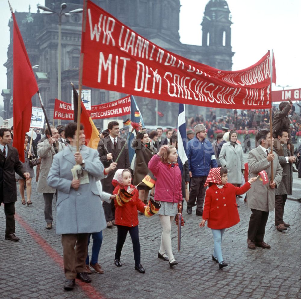 GDR picture archive: Berlin - Teilnehmer der traditionellen Demonstration am 1. Mai 197