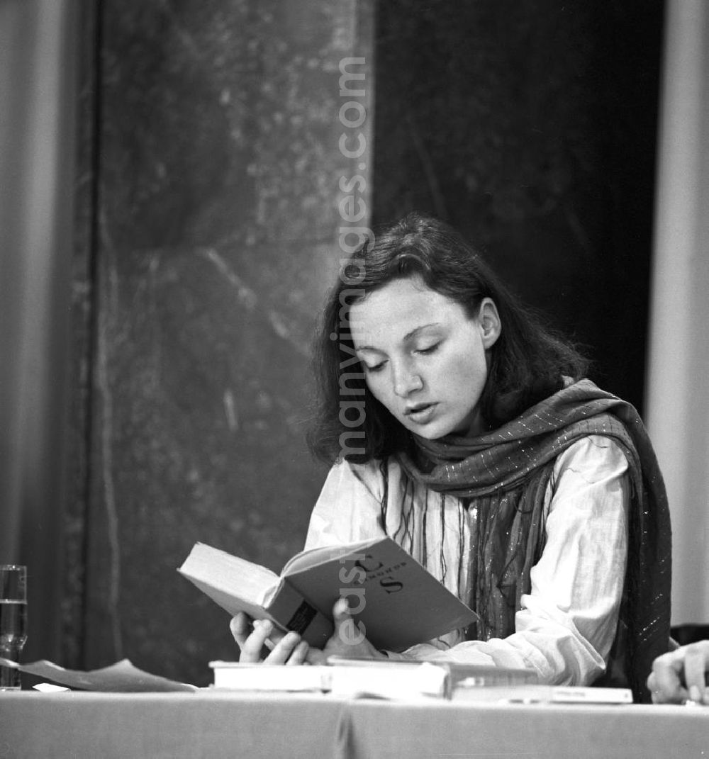 Berlin: Die Schauspielerin Margrit Straßburger auf einer Lesung im Sternfoyer der Volksbühne in Berlin.