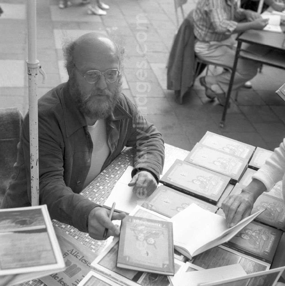 GDR image archive: Rostock - Der Schriftsteller Martin Meißner signiert seine Bücher auf dem Schriftstellerbasar in Rostock.
