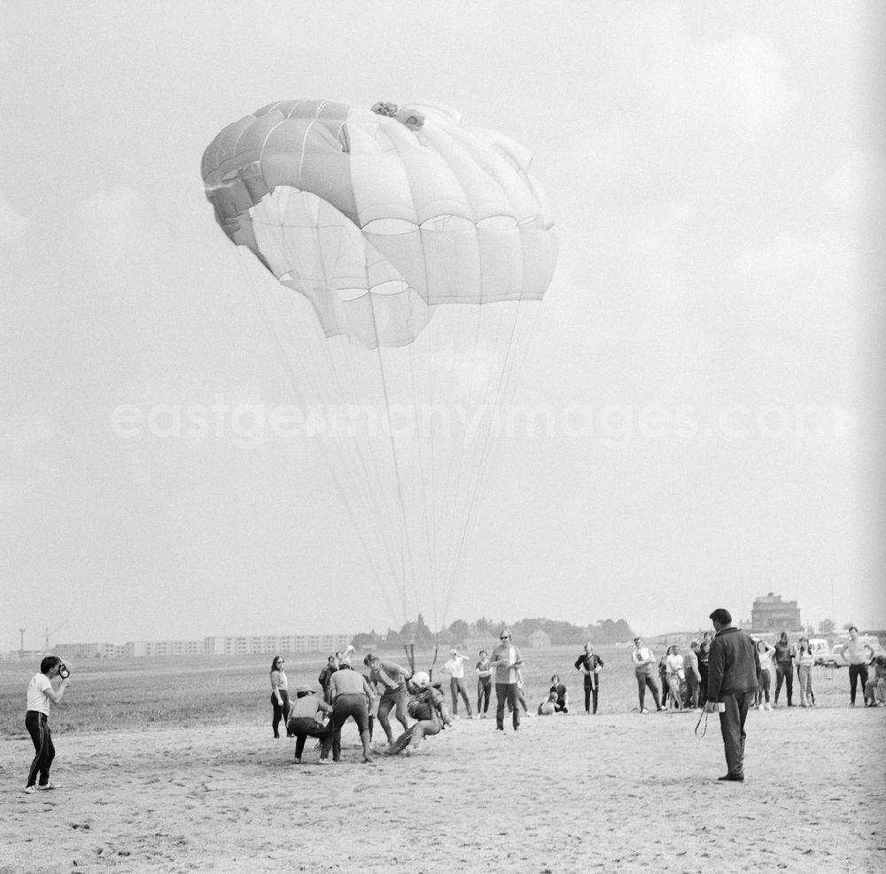 GDR photo archive: Chemnitz - GDR Championships in parachuting in Karl-Marx-Stadt today Chemnitz in Saxony in the area of the former GDR, German Democratic Republic