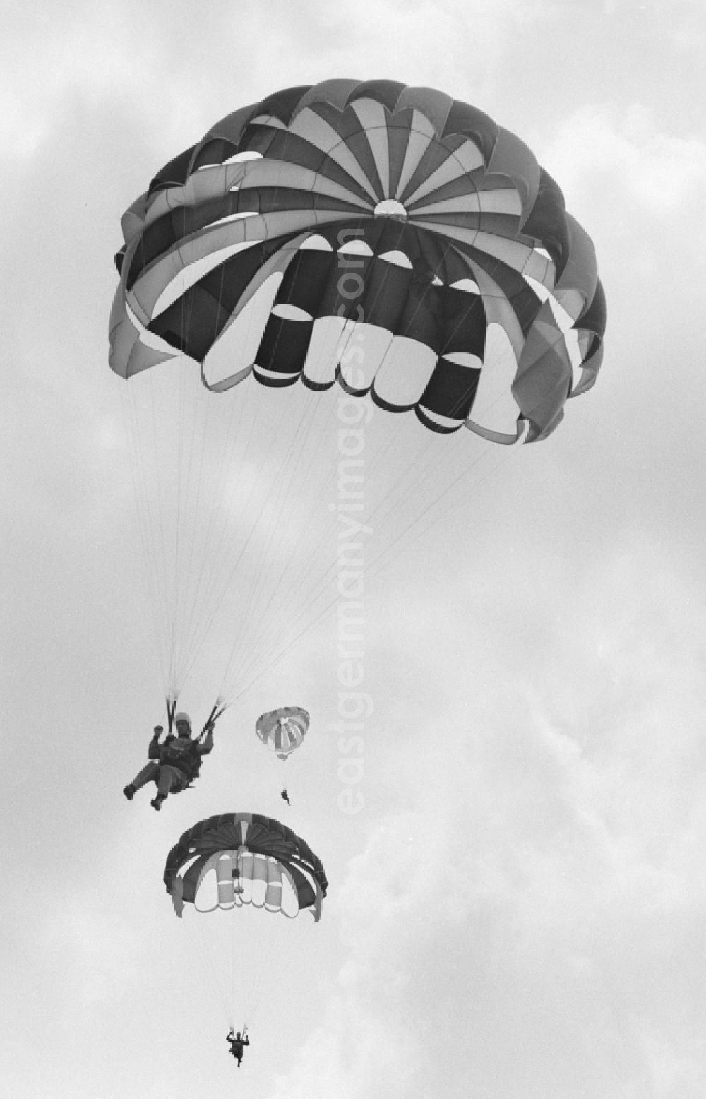 GDR image archive: Chemnitz - GDR Championships in parachuting in Karl-Marx-Stadt today Chemnitz in Saxony in the area of the former GDR, German Democratic Republic
