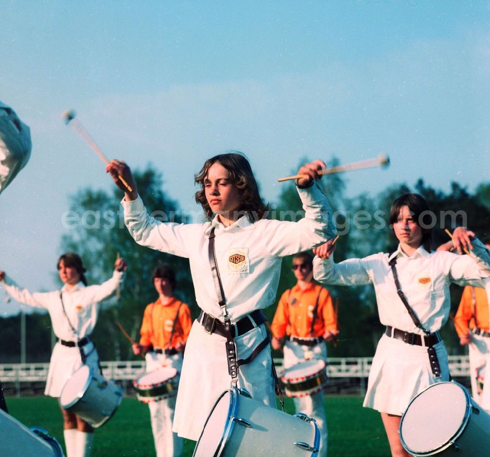 GDR photo archive: Potsdam - GDR Championships fanfare trains in Potsdam in Brandenburg on the territory of the former GDR, German Democratic Republic. Here, the drummer of the fanfare train from the DTSB- German Gymnastics and Sports Association