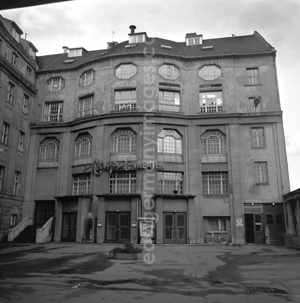 GDR image archive: Berlin - Blick auf das Metropol-Theater in Berlin-Mitte. Seit 1955 (bis 1998) befand sich das bekannte Revue- und Operettentheater im Gebäude des Admiralspalastes an der Friedrichstraße.