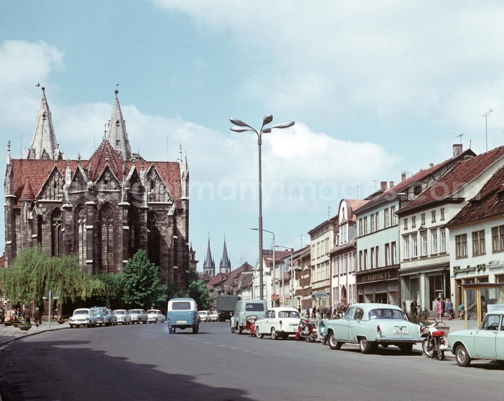 GDR image archive: Mühlhausen - Blick auf die Divi-Blasi-Kirche am Untermarkt in Mühlhausen, im Hintergrund die Türme der Jakobikirche.