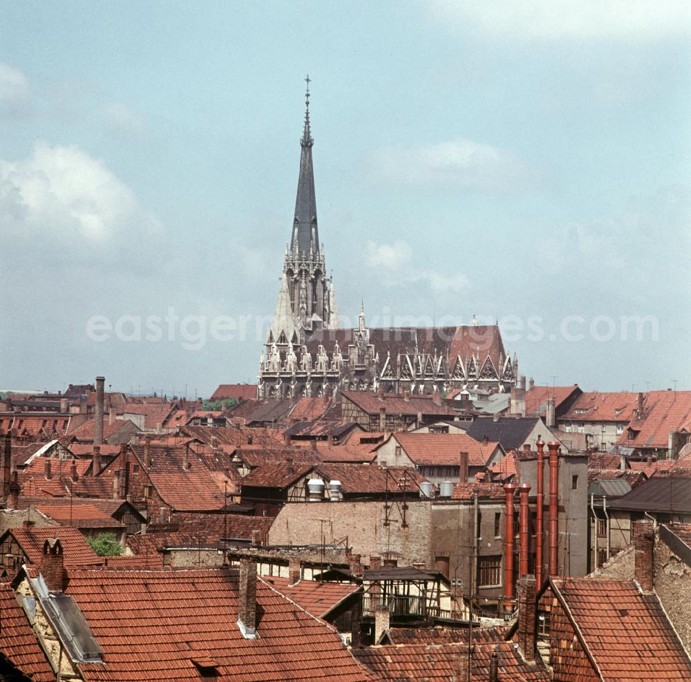 GDR photo archive: Mühlhausen - Blick über die Dächer der historischen Altstadt von Mühlhausen auf den Turm der Marienkirche.