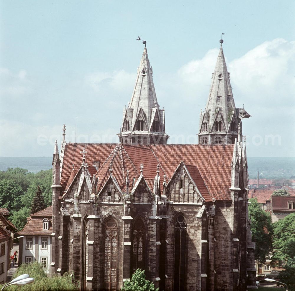 GDR picture archive: Mühlhausen - Blick über die Dächer der historischen Altstadt von Mühlhausen auf den Turm der Marienkirche.