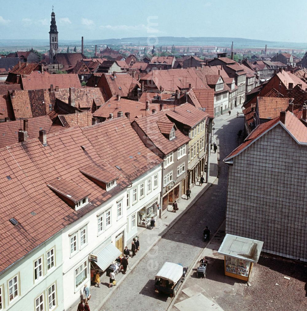 GDR picture archive: Mühlhausen - Blick über die Dächer der historischen Altstadt von Mühlhausen auf den Turm der Allerheiligenkirche.