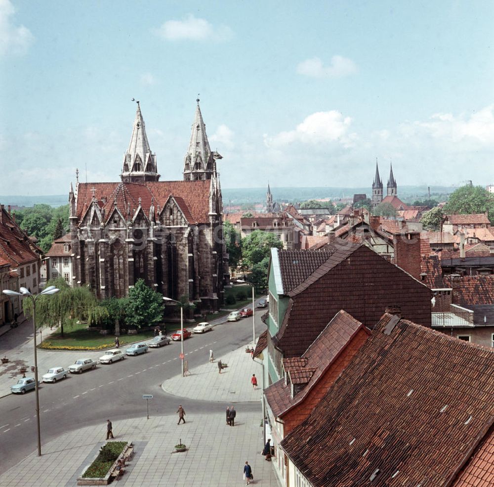 Mühlhausen: Blick auf die Divi-Blasi-Kirche am Untermarkt in Mühlhausen, im Hintergrund die Türme der Jakobikirche.