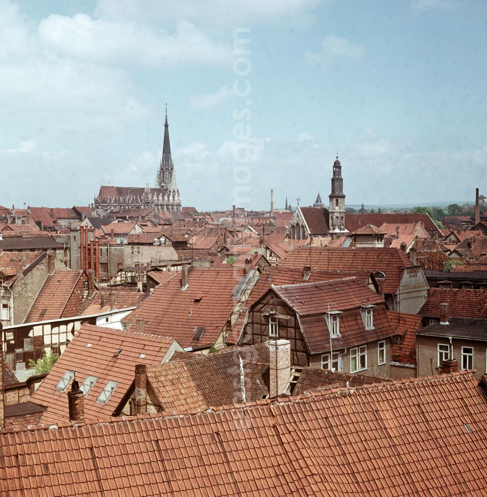 GDR image archive: Mühlhausen - Blick über die Dächer der historischen Altstadt von Mühlhausen auf die Türme der Marienkirche (l) und der Allerheiligenkirche.
