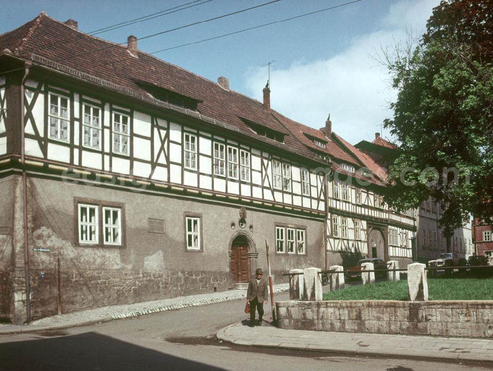 GDR picture archive: Mühlhausen - Blick auf historische Fachwerkhäuser in der Altstadt von Mühlhausen.