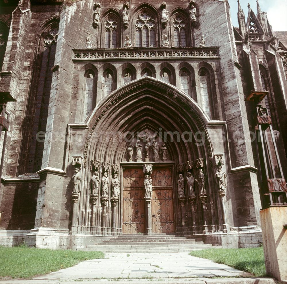 GDR image archive: Mühlhausen - Blick auf das Portal der Divi-Blasi-Kirche am Untermarkt in Mühlhausen.